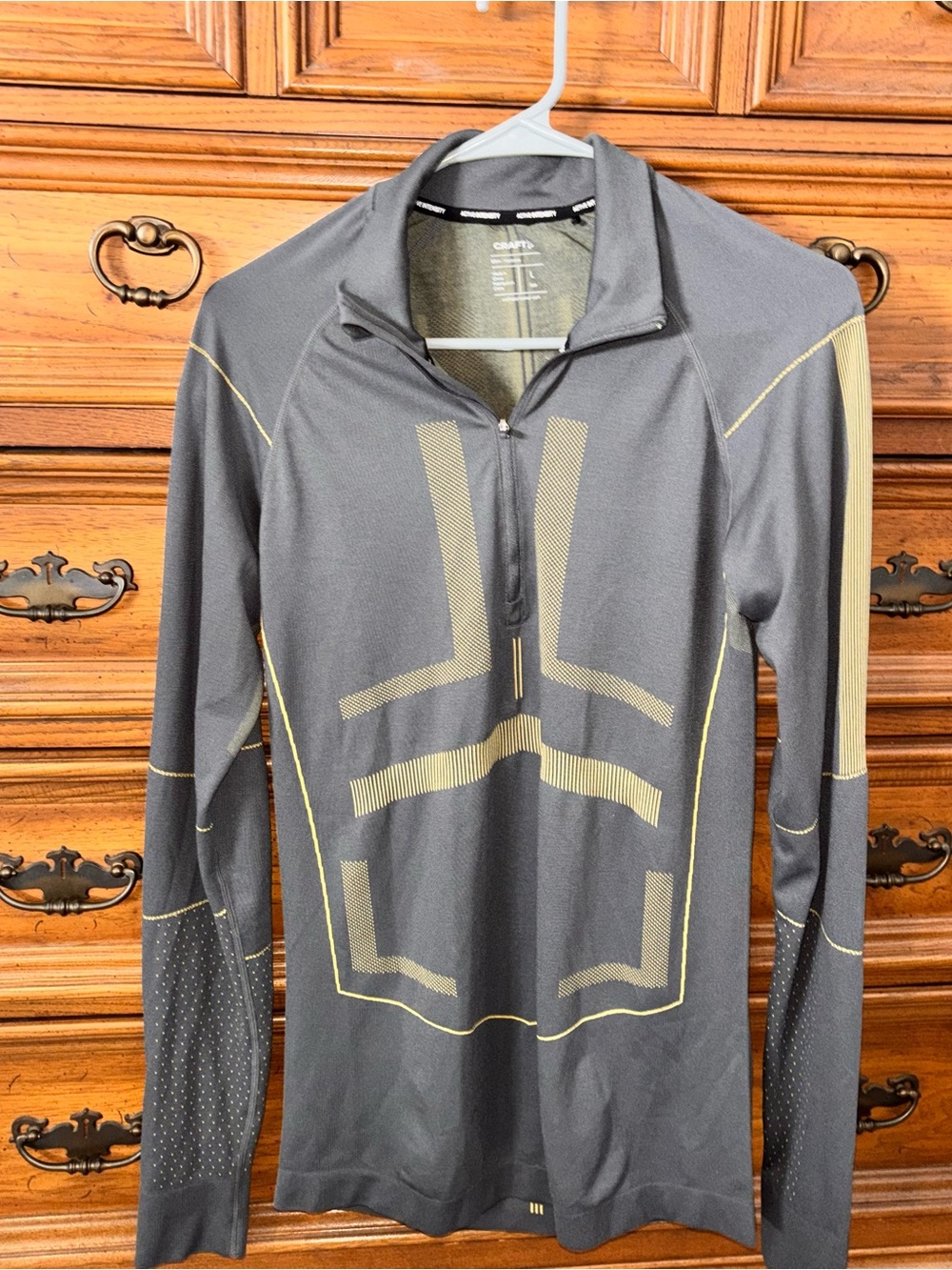 Craft men’s large gray/yellow 1/2 performance base layer